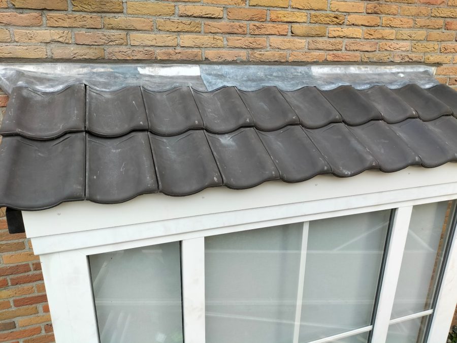 Zijkant woning met keramische pannen