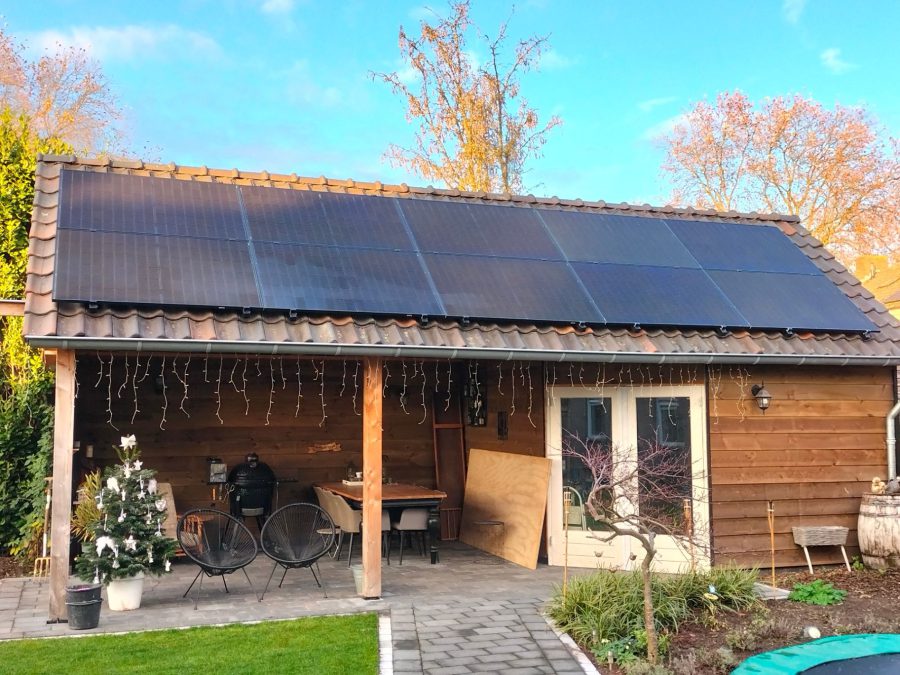 Pannendak met zonnepanelen