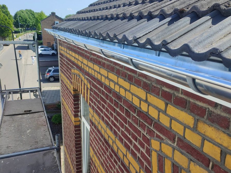 Nieuwe zinken dakgoot