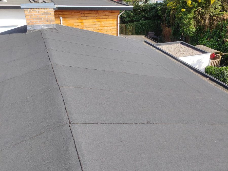 Groot bitumen plat dak