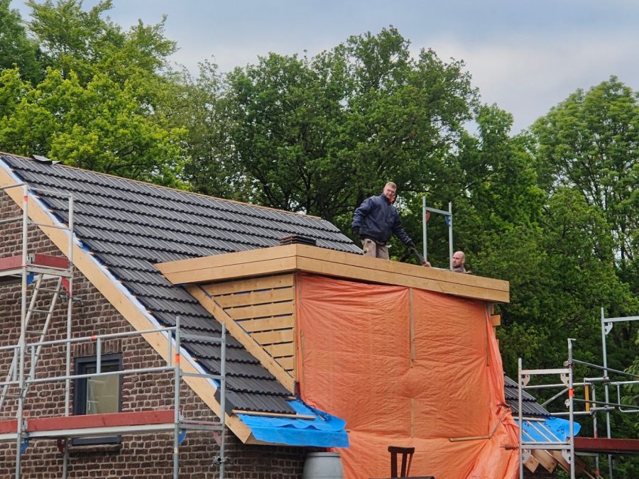 Renovatie pannendak in uitvoering